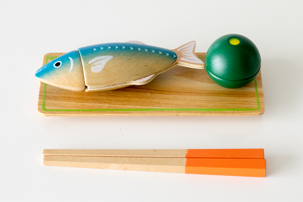 魚をお皿に盛り付けている様子拡大