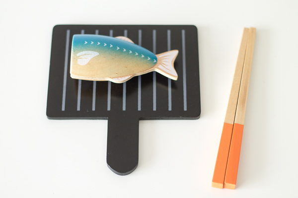 魚を焼いている様子拡大