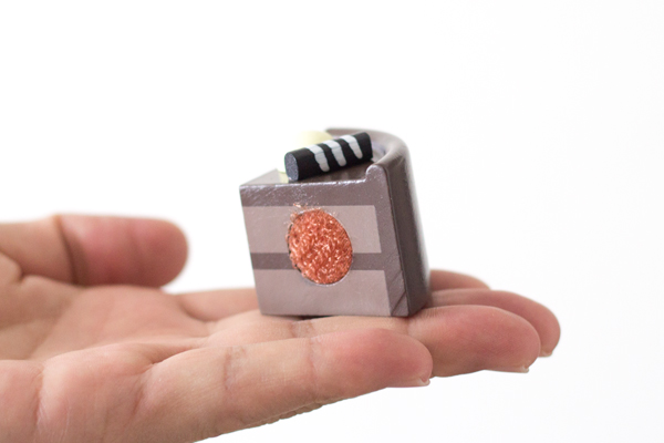 チョコケーキを手のひらに乗せた様子拡大