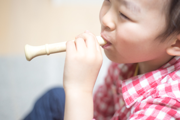 木製トランペットで子供が遊んでいる様子