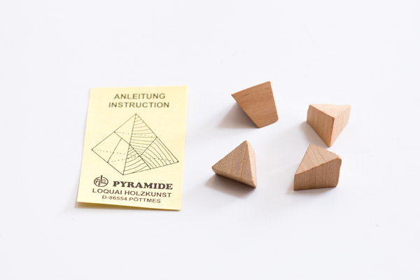 パズルになっているミニピラミッド